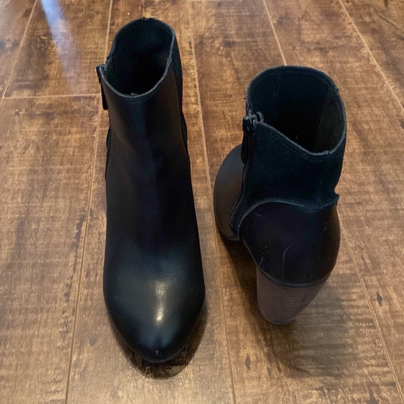 EMU Blumont Boot. Size 8. Leather & Suede. Side zip. Stacked heel. Barely worn. - Picture 8 of 12